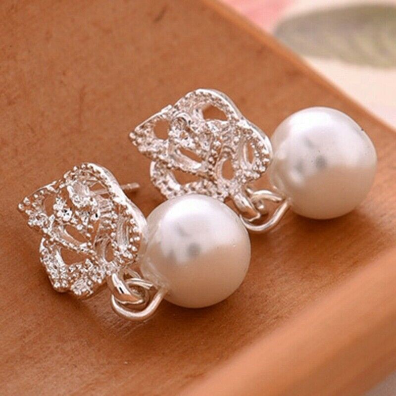 Khuyên tai hoa hồng đính hạt giả ngọc trai
