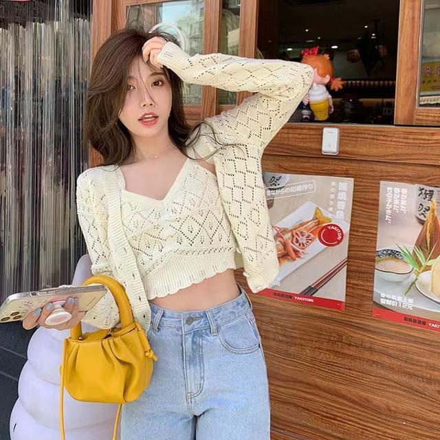 Set 2 món gồm áo khoác dệt tay dài ngắn khoét lỗ mỏng nhẹ nhàng và áo hai dây cho bạn nữ
