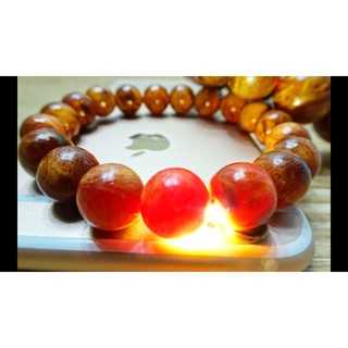 Vòng đeo tay phong thủy gỗ huyết long 12 ly
