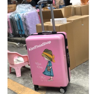 SIZE 24 - VALI KÉO NHỰA DẺO PC MÀU HỒNG IN HÌNH CÔ GÁI VÁY XANH DỄ THƯƠNG