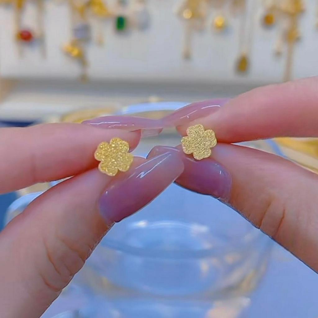 Khuyên tai titan nữ không gỉ mạ vàng 24k hình cỏ 4 lá phun cát ánh kim lấp lánh thời trang thanh lịch