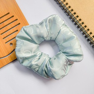 Cột tóc scrunchies hoạ tiết chữ D bóng