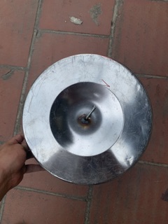 Máng đổ cám cho lợn gà ăn