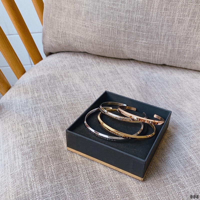 Vòng tay titan cuff thương hiệu cá tính, vòng cuff basic ko đen ko rỉ .PTNACC.