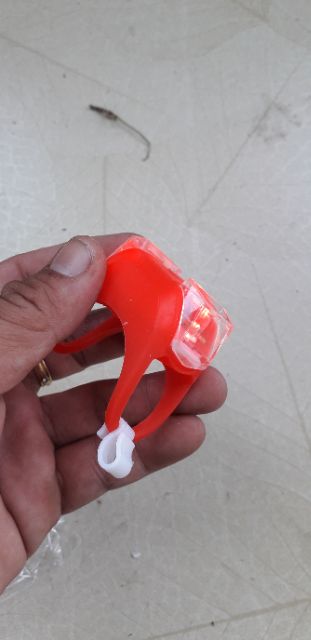 Đèn Led 2 bóng silicon gắn miđông xe đạp có sẵn pin