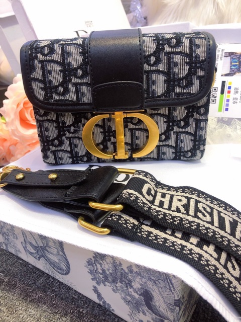 Túi đeo chéo nữ đẹp dáng hộp kèm quai chữ bản to - Túi hộp khoá CD vải thêu fullbox