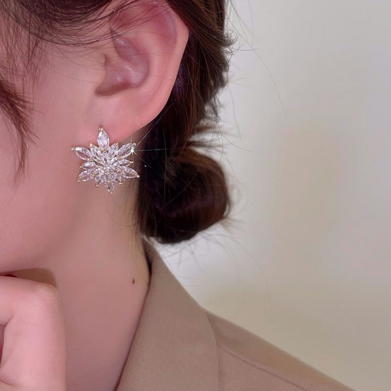 Bông Tai Hoa Tuyết Đính Đá Pha Lê Sáng Lấp Lánh Sang Trọng