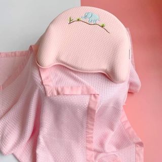 (Màu hồng) Gối cao su non Babymoov chống méo đầu, bẹp đầu cho trẻ sơ sinh