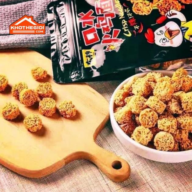 Lốc 12 gói Snack mì đen thái lan vị cay ăn liền