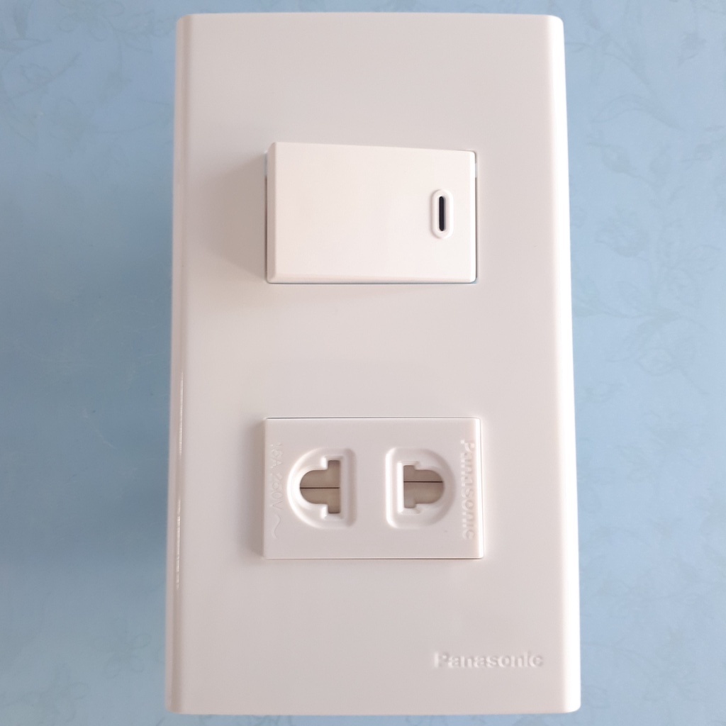 Combo Mặt nạ 2 lỗ WEV68020SW gồm Hạt công tắc 1 chiều WEV5001SW và Hạt ổ cắm đơn có màng che WEV1081SW - Panasonic