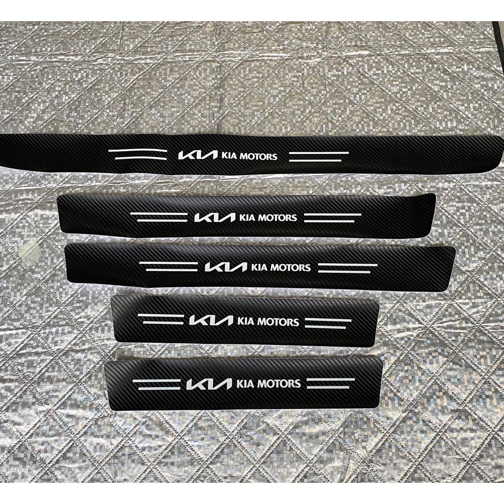 Miếng dán chống xước bậc cửa, cốp cacbon logo KIA mới cho Kia Soluto, Seltos, Cerato, K3, K5, Morning, Sorento,Rondo