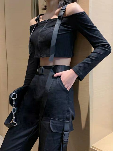 Set đồ đen hot trend Ulzzang - Áo croptop dài tay trễ vai - Quần jogger kaki kèm đai belt cá tính