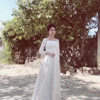 Đầm cưới cổ vuông
