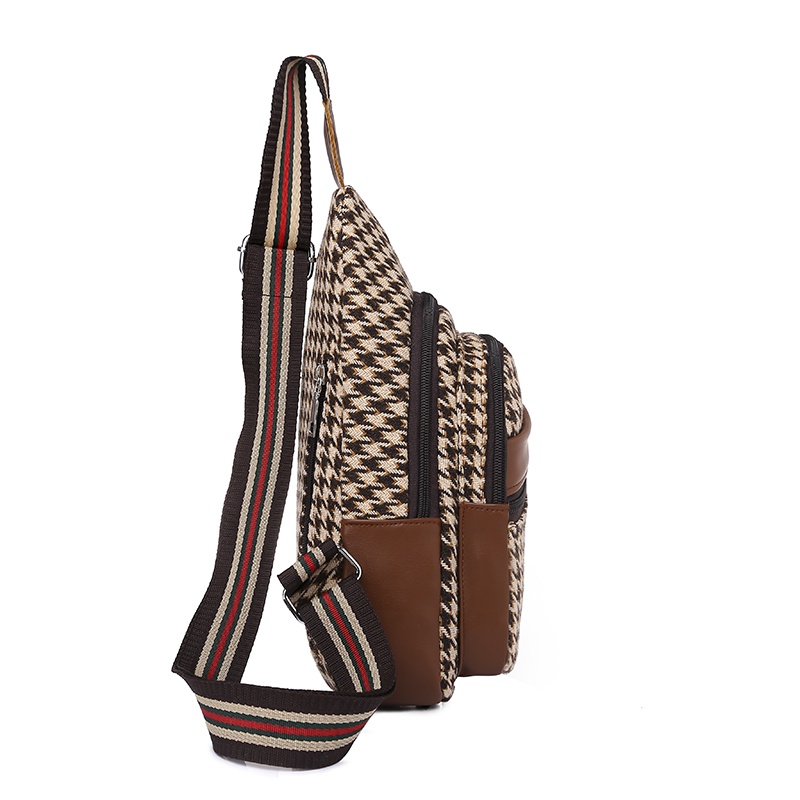 Túi đeo chéo vai và trước ngực màu tương phản dễ phối đồ cho nữ