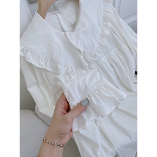 Đầm bbd trắng cổ sen bèo tay bo