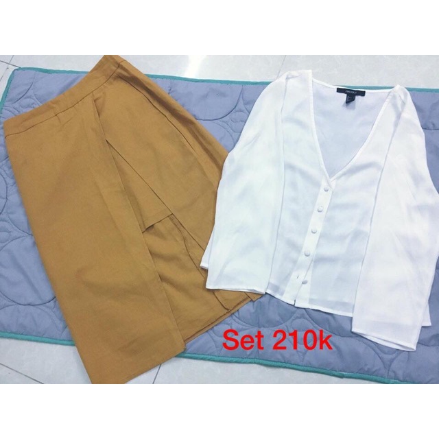 Pass set váy xẻ đùi phối sơmi voan trắng dáng croptop