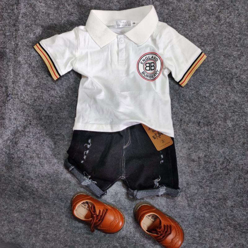Bộ đồ cho bé trai phong cách đơn giản. Set hai chi tiết gồm áo Polo và quần jean cao cấp.