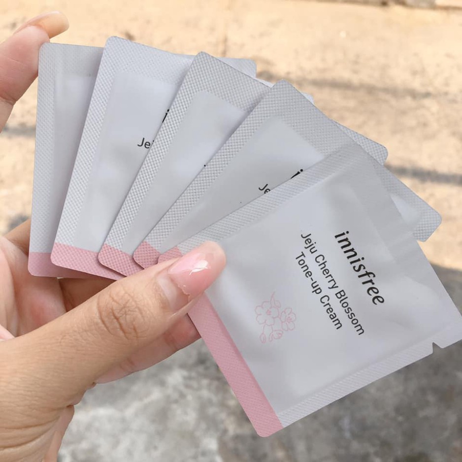 SAMPLE - Kem Dưỡng Trắng Nâng Tone Da Tức Thì Innisfree Jeju Cherry Blossom Tone Up Cream  - enshopvn.com