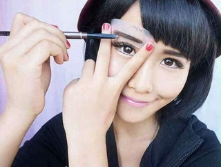 Khuôn kẻ chân mày Etude