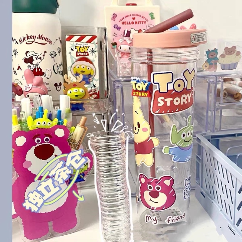 Bình nước đựng trà 700ml tặng kèm sticker gấu dâu có khay lọc kèm ống hút chất liệu nhựa cao cấp tiện lợi