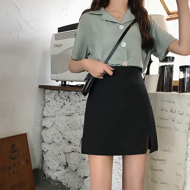 Chân váy chữ A ngắn xẻ trước màu đen bên trong có lót quần