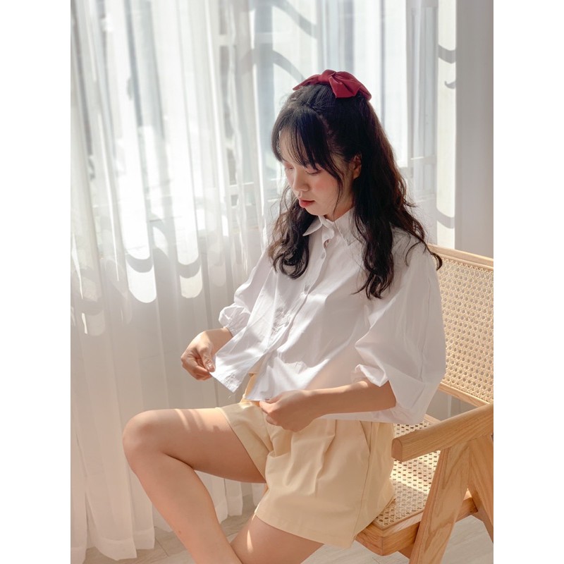 Áo sơ mi trắng cúc bọc vải.