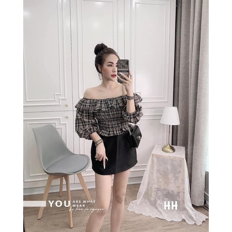 Áo kẻ trễ vai chạy chun phần thân