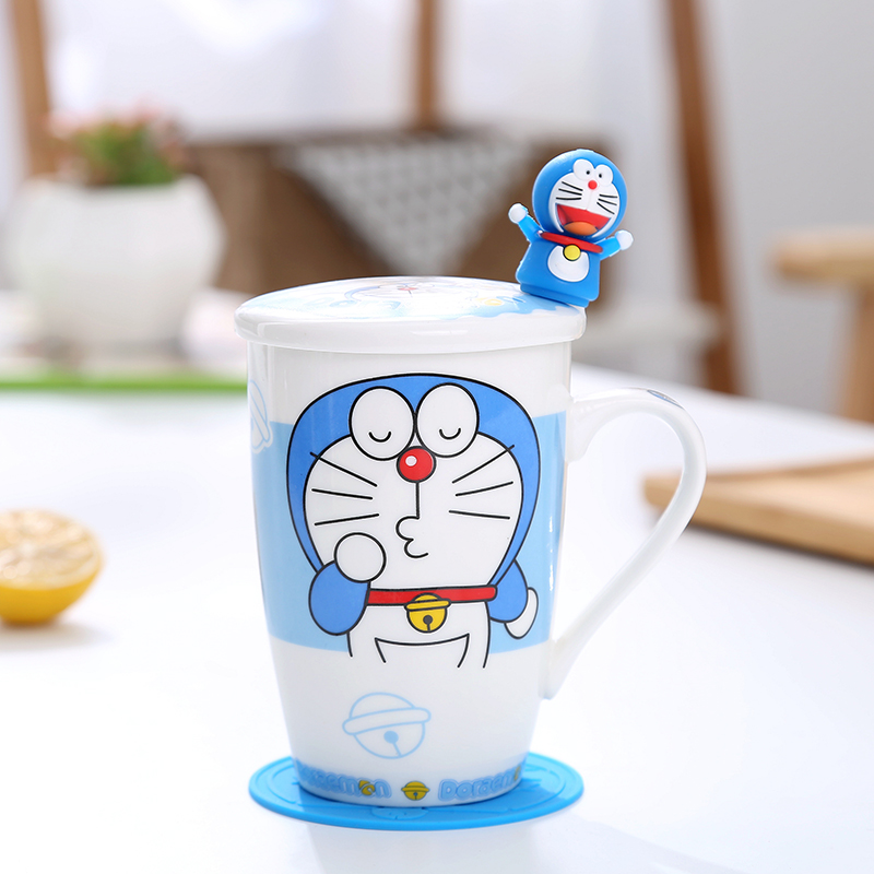 Cốc sứ uống nước kèm nắp + muỗng hình Hello Kitty / Doraemon