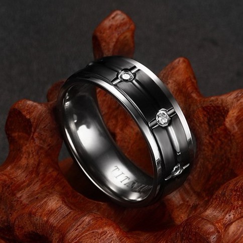 Nhẫn titanium nguyên chất đen kim cương