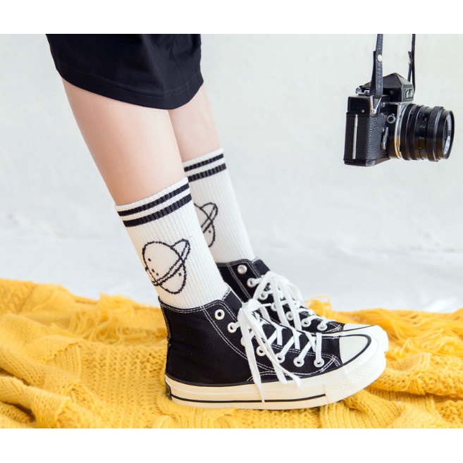 Vớ cổ cao Unisex hình sao Thổ phong cách thể thao, trẻ trung và năng động.