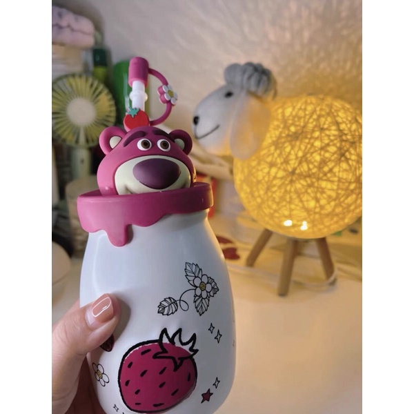 Bình Nước Sứ Hình Gấu Hồng Dâu Tây Losto Có Nắp Ống Hút Dễ Thương.