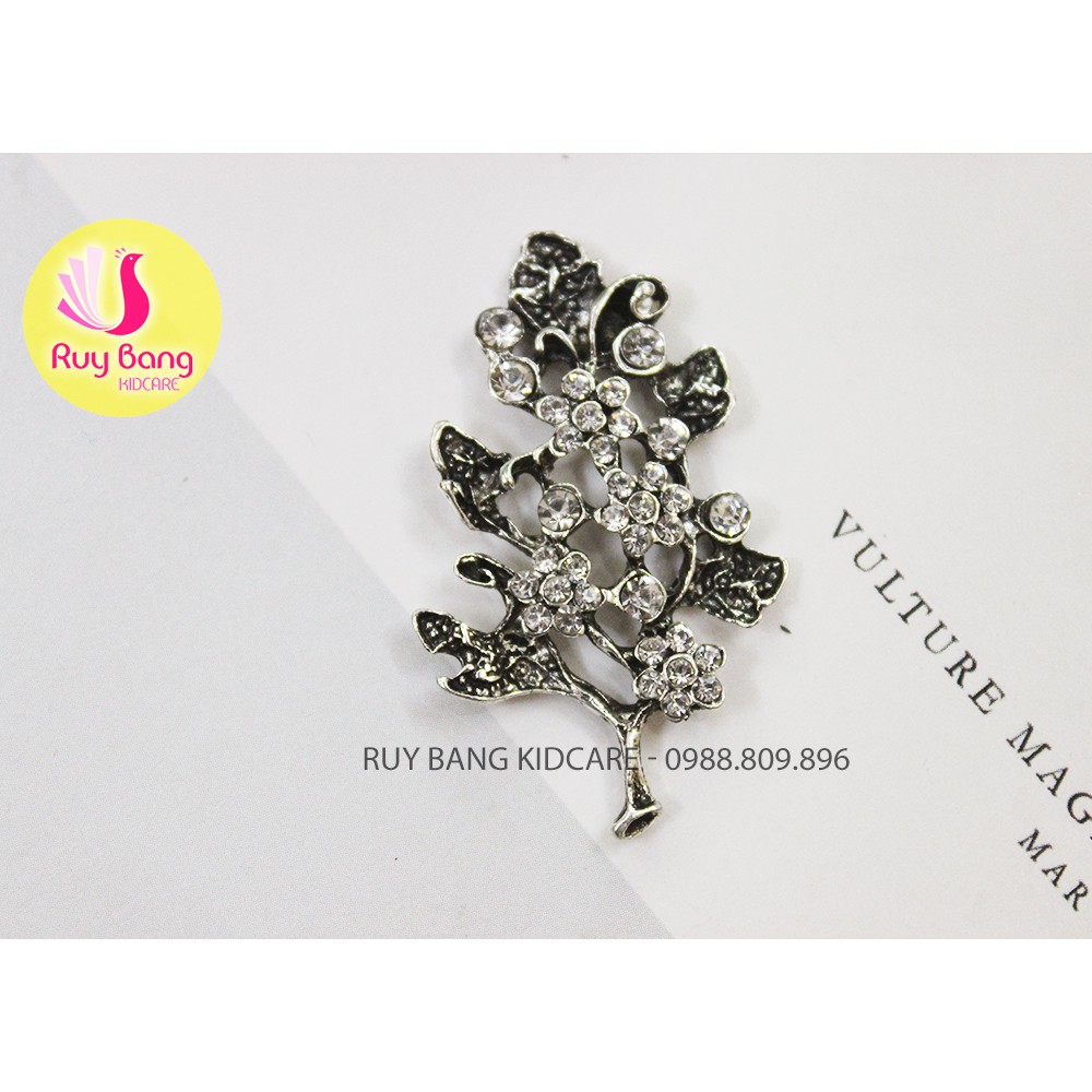 Cành lá kim loại, center đá đính hoa vải handmade