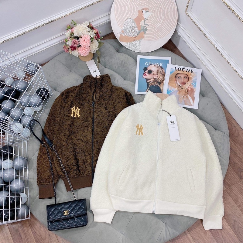 Áo khoác lông chữ vải lông cừu thêu logo nổi phối bo len ôm dáng | BigBuy360 - bigbuy360.vn