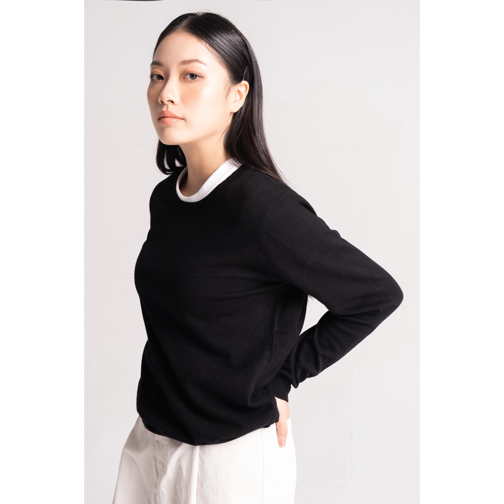 Áo len nữ trơn We Simple cổ tròn dài tay dệt sợi pha len màu đen