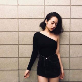 Áo thun body lệch vai tay dài