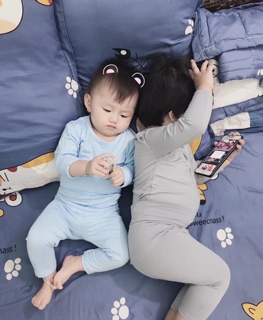 Bộ PEEKABOO  trơn cực sang cho bé