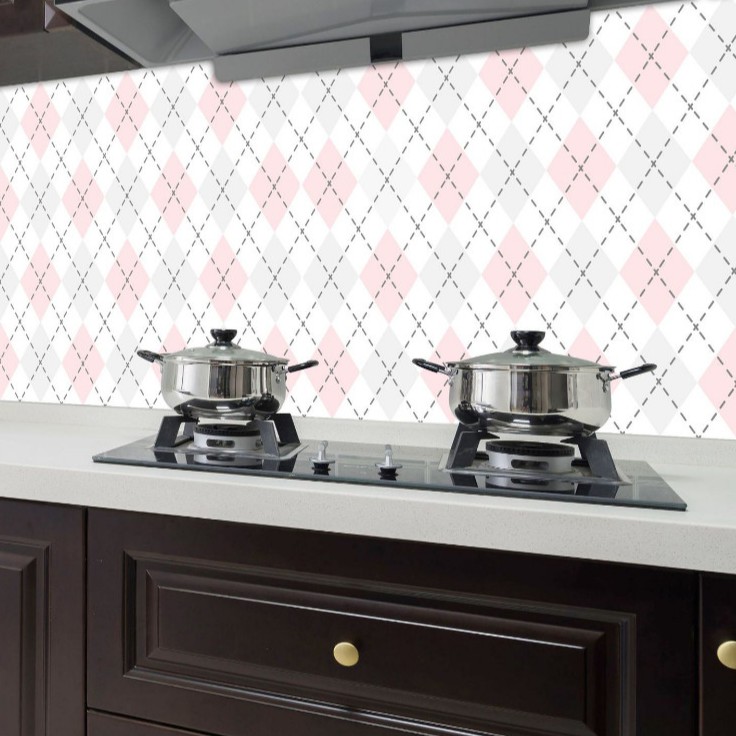 Decal giấy dán bếp tráng nhôm cách nhiệt khổ 60cm mẫu ô vuông chéo hồng