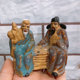 Tượng 2 ông lão đánh cờ bằng gốm sứ 8x8cm