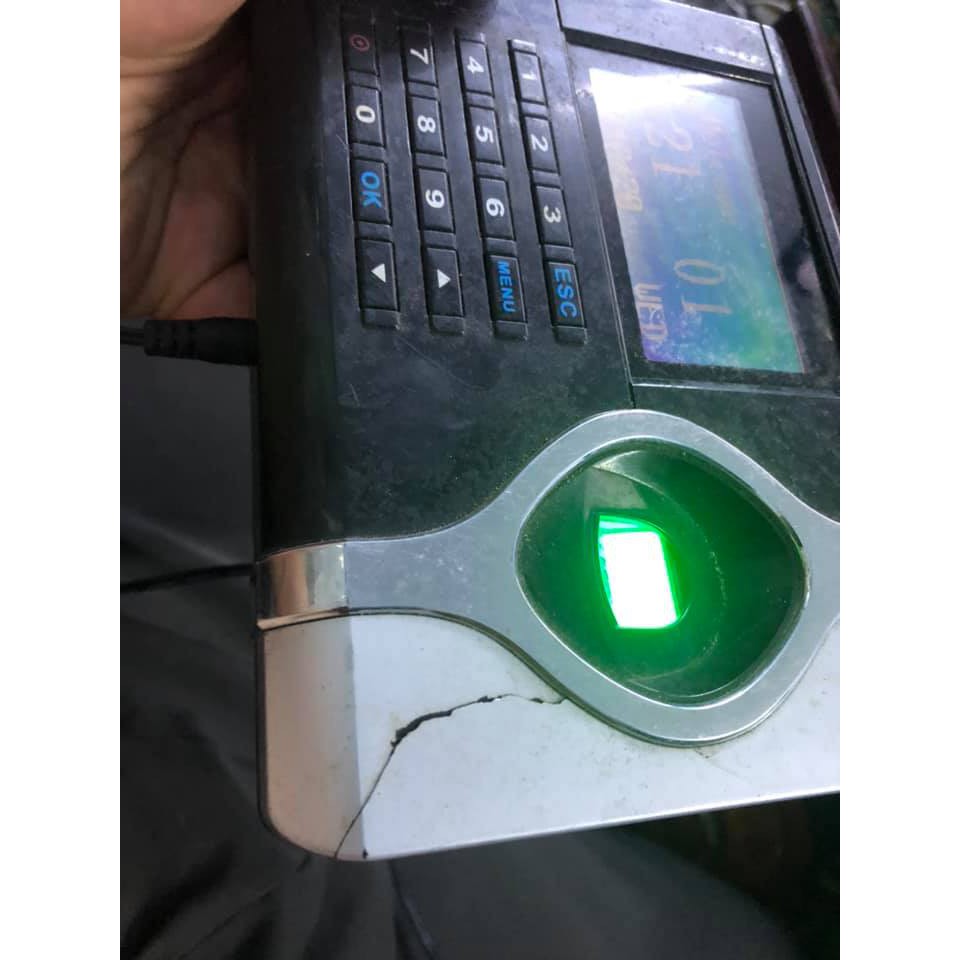 Xác máy chấm công vân tay, vẫn lên nguồn ngoại hình cũ, vỏ nứt, phím bấm lúc ăn lúc ko