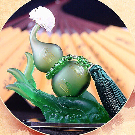 Tượng bàn tay Phật và hồ lô phong thủy có kèm nước hoa, thích hợp để trang trí xe hơi