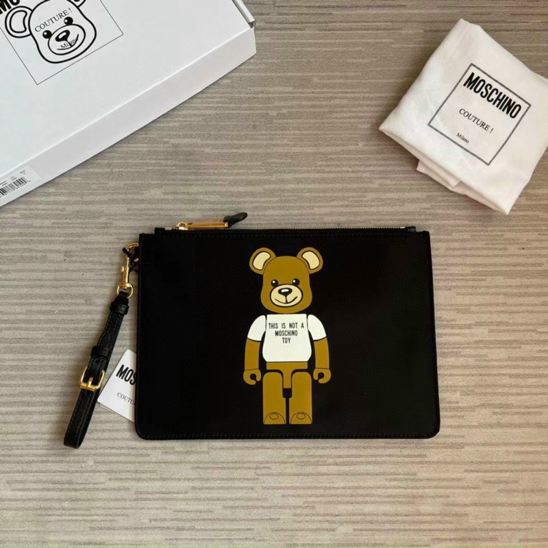 Túi clutch M.o.z.chi.nio gấu