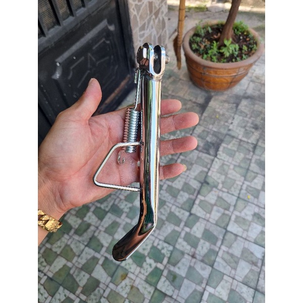 Chân chống inox gắn xe máy