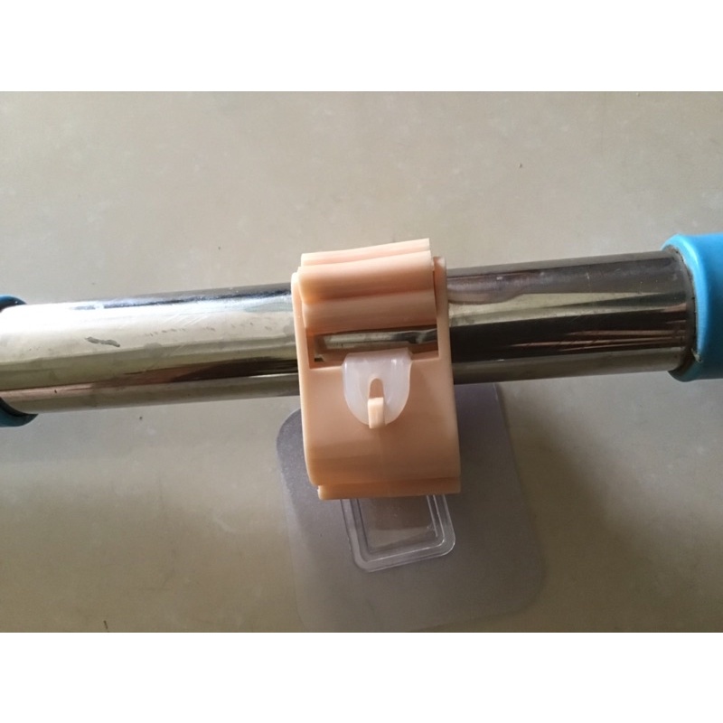 Kẹp chổi dán tường chắc chắn tiện dụng