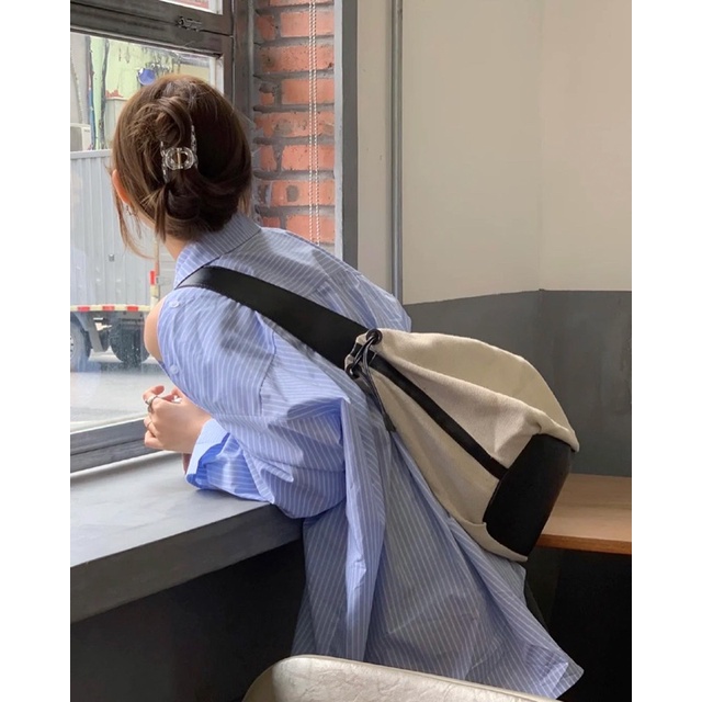 Áo sơ mi oversize xanh dương kẻ sọc trắng khoét vai mặc được hai kiểu dáng thụng trẻ trung phong cách hàn quốc xinh xắn