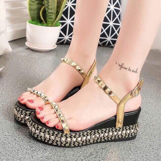 Sandal nữ đinh quai vàng đế cao 5cm