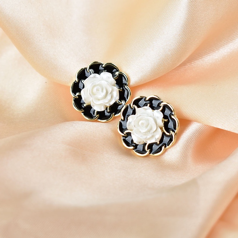 Khuyên Kẹp Vành Tai Hình Hoa Tráng Men Màu Trắng/Đen Cho Nữ