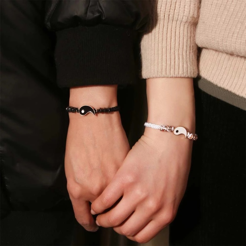 Vòng Tay Dây Bện Mặt Kim Loại Khắc Chữ Ý Nghĩa Cho Cặp Đôi