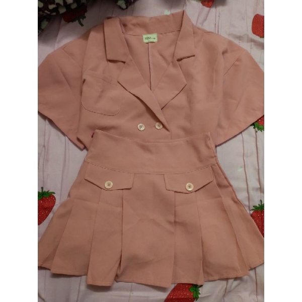 Pass set vest croptop kèm chân váy xếp ly màu hồng new 100%