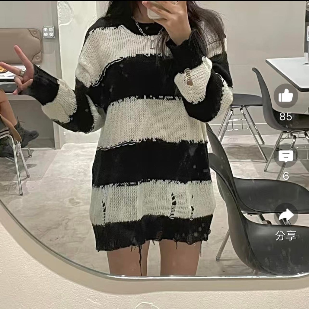 Áo len nữ form rộng rách xẻ tà, áo len sọc ngang trắng đen
