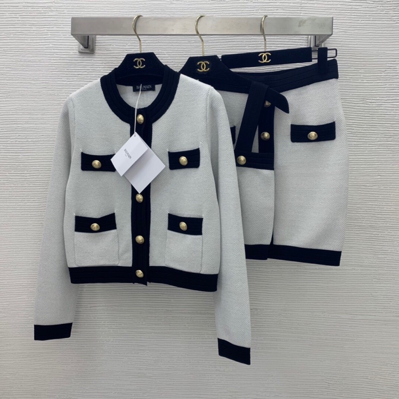 Bộ váy Balmain vải dệt kim pha lụa có áo khoác cardigan áo hai dây và chân vái ngang hông mỏng điệu đà.